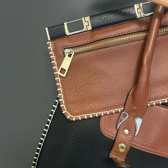 Clarks  vegan leather purse with removable clutch on the front EUC - Picture 6 of 13